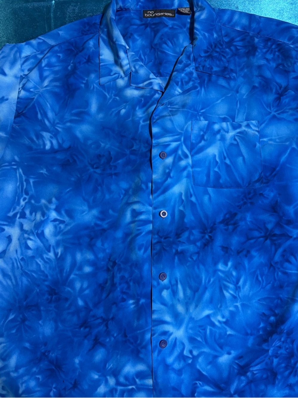 No Boundaries Men’s Blue Tie-Dye Short Sleeve Button-Down Shirt